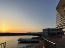 水辺に映える美しい夕景をお楽しみください。