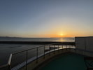 水辺に映える美しい夕景をお楽しみください。