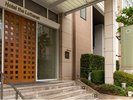【正面玄関】大阪城公園やNHKホールに近く、閑静な立地