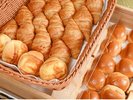 【朝食】クロワッサン・食パンなどこだわりのパン(日替わり3〜5種)