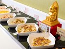 【朝食】ビリケンさんを撫でると幸運が…