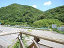 日高川や山々を見ながら、ゆったりお過ごしください。