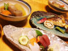 【夕食】お造りや煮物など、旬の食材をふんだんに使用!