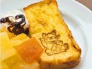 招き猫の絵柄を焼き印したフレンチトースト