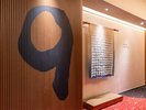 フロアごとに異なるデザインの「藍染手ぬぐいアート」