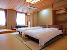 西館【新館】和風ツイン+掘り炬燵和室10畳にツインベッドと掘り炬燵のテーブルがございます。