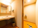 【和室12畳】洗面所・トイレがついた客室。バスはございませんので大浴場をご利用ください