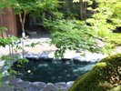 【露天風呂 瑠璃の湯】緑が深い夏の露天風呂