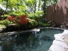 【露天風呂 瑠璃の湯】季節や時間により瑠璃色から乳白色へと湯の色が変化する神秘的な露天風呂