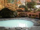 【露天風呂 瑠璃の湯】季節や時間により瑠璃色から乳白色へと湯の色が変化する神秘的な露天風呂