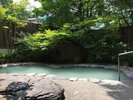 【露天風呂 瑠璃の湯】季節や時間により瑠璃色から乳白色へと湯の色が変化する神秘的な露天風呂
