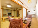 【和室10畳+広縁+踏込】洗面台・トイレを備えた和室。バスはございませんので大浴場をご利用ください。