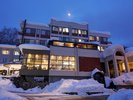 温泉街やスキー場に近く散策の拠点に便利!ホテル前に駐車場もあります