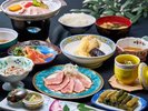 【夕食一例】地元の旬の美味しさを愉しんでいただきたく、当館ならではの工夫を凝らした会食膳です。