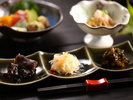 【ご夕食一例】地元食材をふんだんに使用した会食膳 きくらげの馬には好評です。