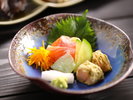 【ご夕食一例】あぶらがのった信州サーモンのお刺身を味わいください。