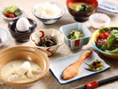 【朝食一例】ご朝食にも野沢菜を。優しいお味のご朝食をお愉しみください。