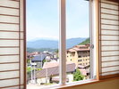 【和室12畳】窓からは野沢温泉街と里山をご覧いただけます。