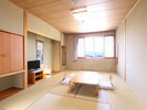【和室12畳】天井が高く開放感にあふれた12畳の和室。(※バスなし)