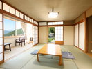 【和室10畳+広縁+踏込】最大5名様までご宿泊いただけます。ファミリーやグループでのご利用にも人気です。