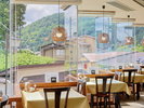 【1階食事処】全面ガラス張りで外の景色をみながらお食事をお愉しみください。