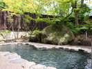 【露天風呂 瑠璃の湯】初夏の新緑が美しい露天風呂。四季により様々な風景がお愉しみいただけます。