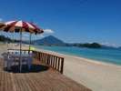 青葉山をバックに白浜海水浴場が美しい♪