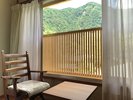 【2F櫻の間・10畳+洋間3畳】窓からは山の四季の移ろいをお楽しみいただけます。