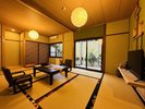 【1F離れ:岩しゃじんの間・55平米】最も広いお部屋です。テラスにはハンモックがあり山の景色を臨めます。