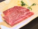 【静岡産黒毛和牛ステーキ】静岡の豊かな大地で育った地産の牛を鉄板焼きにてお夕食でご提供しております。