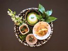 【季節の夕食(夏のお料理)一例】前菜は旬の土地の味覚を籠に盛り付けてご提供いたします。