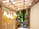 【貸切露天風呂・風の湯】浴槽まで向かう道もまた癒しの空間です。
