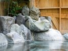 【貸切露天風呂:風の湯】湯口から流れる湯の音と風の音が心地よい露天風呂です。