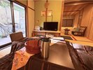 【1F離れ:岩しゃじんの間・55平米】最も広いお部屋です。テラスにはハンモックがあり山の景色を臨めます