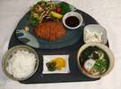 ボリューム満点♪花々亭のトンカツ定食です。小鉢の内容は変更になることがございます。