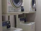 大浴場脱衣所内にコインランドリーと乾燥機を設置してます。