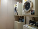 大浴場脱衣所内にコインランドリーと乾燥機を男女それぞれ2台ずつ設置しております