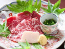 【お料理例】馬刺し旨みが凝縮された赤身の馬刺しは、口に入れた瞬間に広がる繊細な味わいが格別。