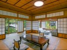 木と畳の温もりを大切にした非日常空間で、心なごむひとときをお過ごしいただけます