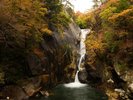 「日本一の渓谷美」といわれる昇仙峡。秋には燃えるような紅に染まった美しい渓谷を見ることができます。