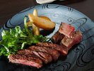 最上級の甲州牛のみを使用して焼き上げるステーキは、甲州牛の美味しさを最大限に引き出します。
