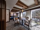 ■コンセプトルーム「アルブル」2024年2月完成!太い梁など、重厚な山小屋の雰囲気のある広いお部屋です