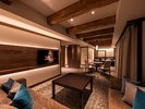 ■コンセプトルーム「アルブル」リビングスペースから客室全体:重厚な山小屋の雰囲気のある広いお部屋です
