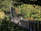 【回顧の橋】観瀑台から水晶のすだれをたらしたような滝を眺めることができます。