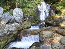 【塩原八幡宮】境内にはさかさ杉を育てた長寿の水として有名な湧水が滝となって流れ出ています。
