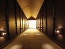 【廊下】落ち着いた雰囲気の館内