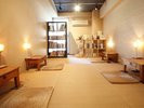 館内でゆっくり過ごせる書窓