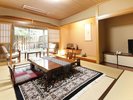 【露天風呂付特別室】露天風呂が備え付けてあるお部屋です。自然の景色をご堪能ください。