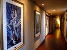 【ギャラリー】廊下にはアート作品を展示しております