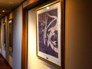 【ギャラリー】廊下にはアート作品を展示しております